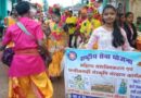 महिला सशक्तिकरण और छत्तीसगढ़ी संस्कृति संरक्षण कार्यक्रम के तहत स्वयं सेविका ऋचा कर रही लोगों को जागरूक