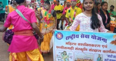 महिला सशक्तिकरण और छत्तीसगढ़ी संस्कृति संरक्षण कार्यक्रम के तहत स्वयं सेविका ऋचा कर रही लोगों को जागरूक
