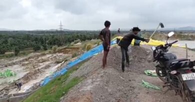 राखड़ बांध टूटने का तीसरा दिन : अभी तक ग्रामीणों को पंचायत भवन का सहारा, पार्सल से खाना पहुंचा रहा प्रबंधन…