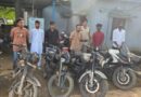सड़कों पर बाइक से खतरनाक फर्राट भरने वालों को पुलिस ने दौड़ाकर पकड़ा