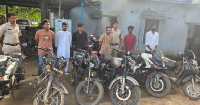 सड़कों पर बाइक से खतरनाक फर्राट भरने वालों को पुलिस ने दौड़ाकर पकड़ा